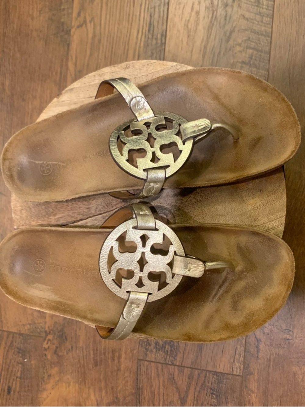 Tory Burch Metallic gold logo Thong Sandals - Picture 2 of 7